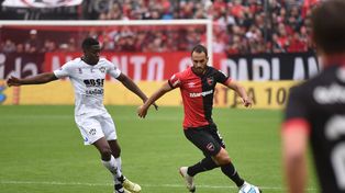 Santiago Gentiletti, uno de los pilares de la defensa de Newells. Ayer el director deportivo Sebasti&aacute;n Peratta se reuni&oacute; con el jugador.