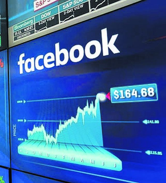 facebook. Tiene 2.010 millones.