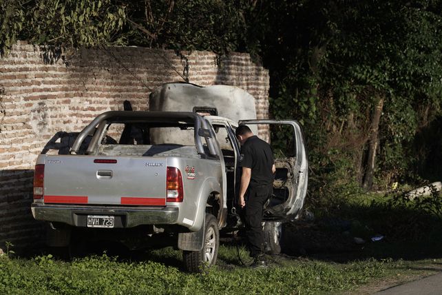 Una camioneta similar a la empleada en el ataque fue quemada y abandonada en barrio Hume.