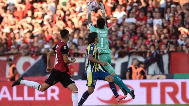 Lucas Hoyos aferra la pelota con firmeza antes de que llegue a conectar Malcorra en el 0-0 entre Newells y Central.