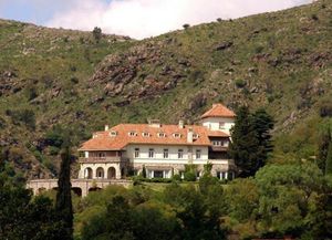 Se vende por u$s3,1 millones el castillo que un rosarino mandó a construir en las sierras de Córdoba
