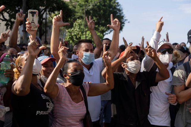 Las históricas protestas masivas del 11 de julio. Fueron un hito histórico, pero la represión que desató el gobierno resultó aplastante. Hay aún hoy más de 370 detenidos políticos por aquella jornada.