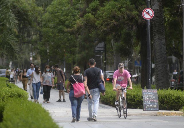 La circulación de vehículos no está permitida sobre el cantero central