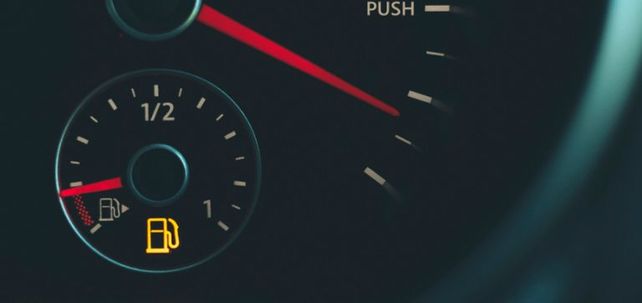 Cuando se enciende esta luz solo hay que ir a cargar combustible.