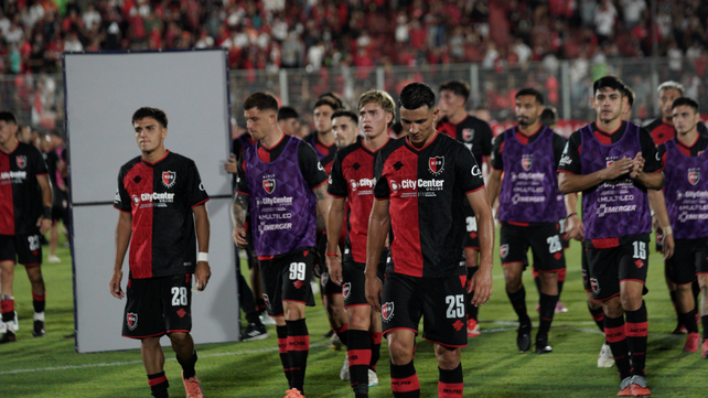 Los futbolistas de Newells se retiran luego de la derrota contra Estudiantes de La Plata.