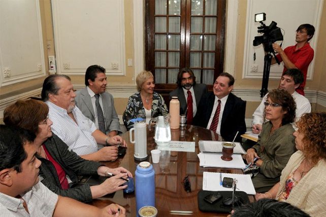 El gobierno anunció el descuento de los días no trabajados a los docentes