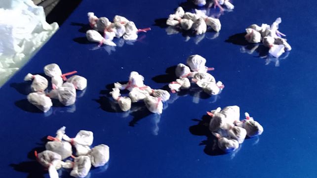 Los 45 envoltorios de marihuana secuestrados en un procedimiento en barrio Ludueña donde detuvieron a una pareja.