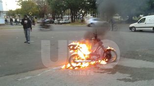 Una moto se prendió fuego por un desperfecto mecánico