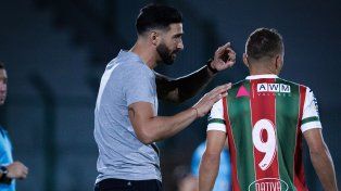 Joaquín Boghossian y sus indicaciones para Marco Ruben en medio de un partido.