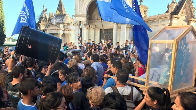 Una multitud ofreció una conmovedora despedida a Micaela García