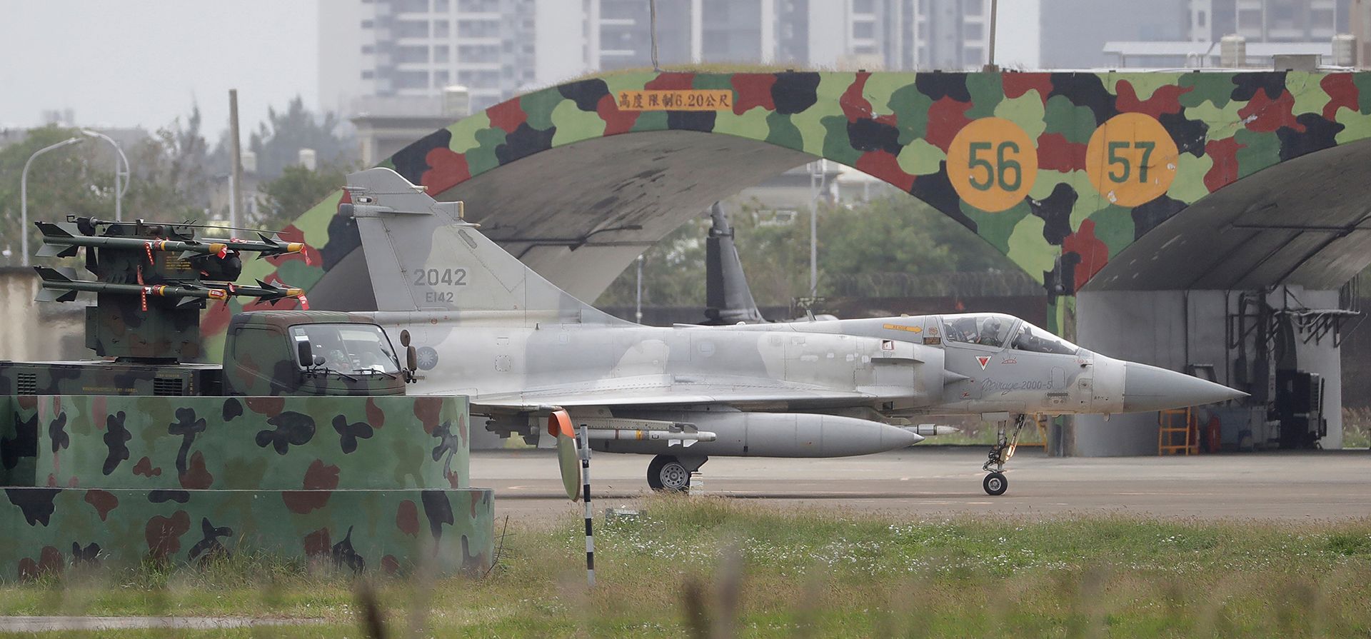Un caza Mirage 2000 de Taiwán, pasa junto a un hangar en una base aérea en Hsinchu, en el norte de Taiwán, el 30 de diciembre de 2025. (AP Foto/Chiang Ying-ying) Un caza Mirage 2000 de Taiwán, pasa junto a un hangar en una base aérea en Hsinchu, en el norte de Taiwán, el 30 de diciembre de 2025. (AP Foto/Chiang Ying-ying)