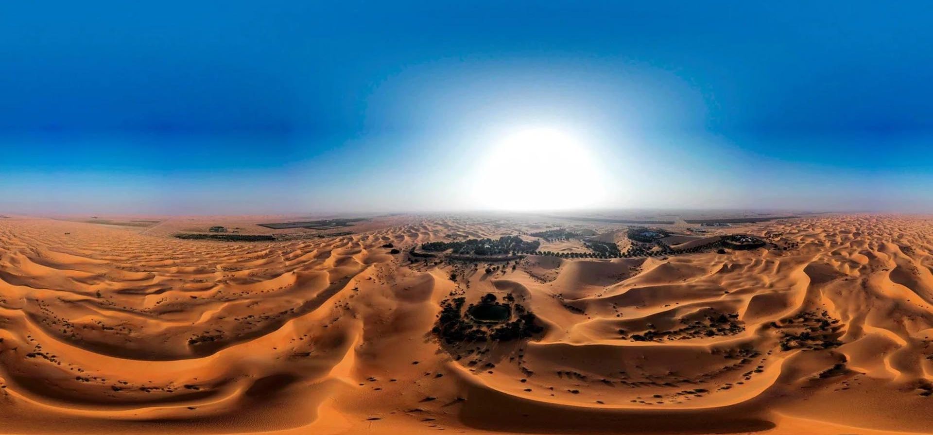 This 360 photo (equirectangular panorama) taken on January 26, 2021 shows a view of an oasis in the middle of the desert at the Telal Resort on the outskirts of the city of al-Ain at the far east of the Gulf emirate of Abu Dhabi. Foto: AFP