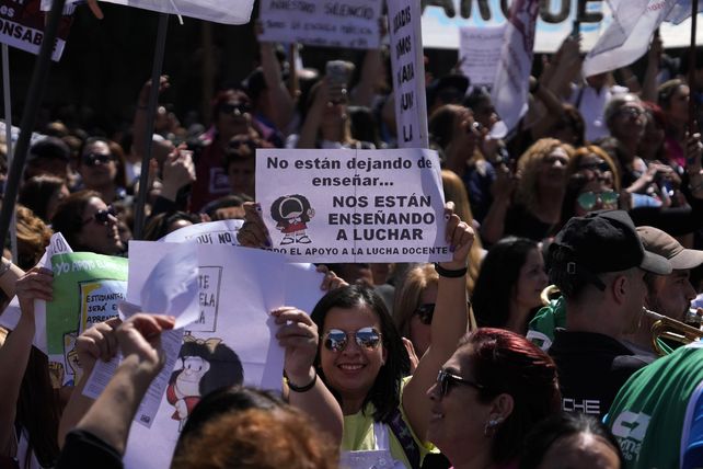 Ciclo lectivo en jaque. Amsafé se moviliza este jueves contra la reforma de la Caja de Jubilaciones y Pensiones. El ministro de Educación José Goity indicó que la decisión puede tensar la paritaria.