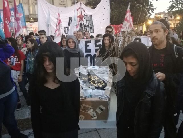 A plaza llena, santafesinos marcharon para pedir justicia por la inundación del 2003