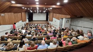 La sala de la Asociación Médica de Rosario (AMR) de España 401 aloja al Cine Club desde la década del 80. Mañana se celebran 73 años de cine de culto con brindis.