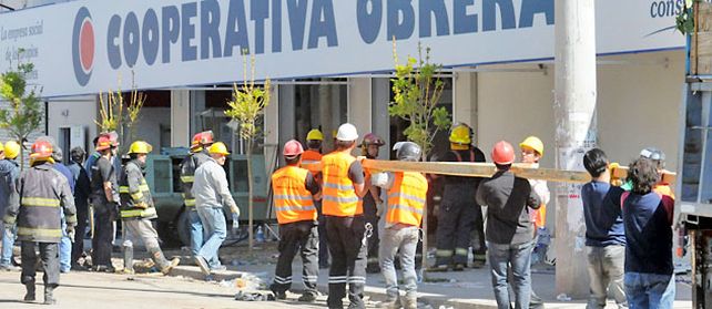 El frente de la sucursal de Cooperativa Obrera. El siniestro provocó también 17 personas heridas.