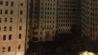 El siniestro caso del árbol de Navidad que apareció encendido en un edificio abandonado