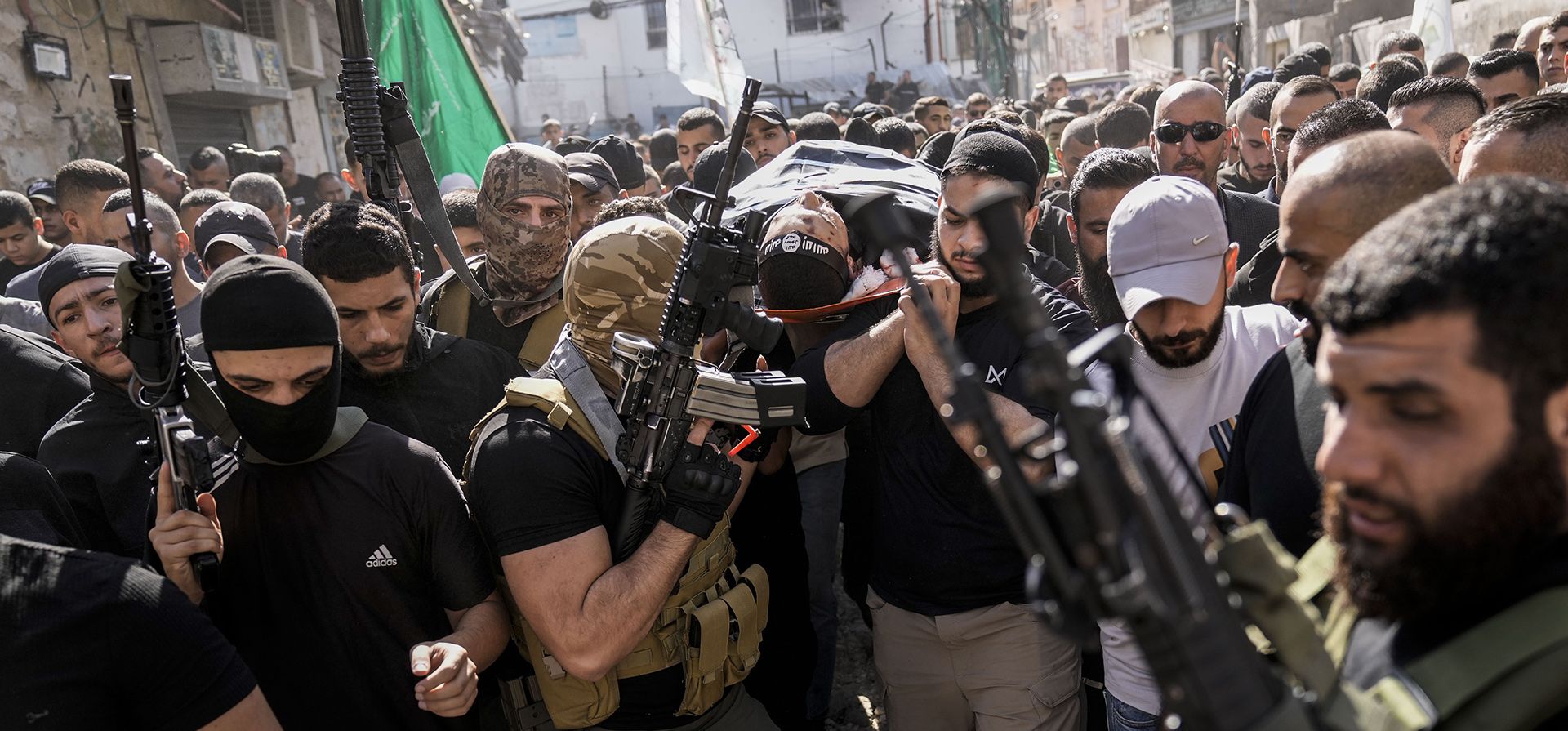 Palestinos cargan los cuerpos de un militante muerto en enfrentamientos durante una incursión militar israelí en el campo de refugiados de Jenin, Cisjordania, el viernes 10 de noviembre de 2023. (Foto AP/Majdi Mohammed) Palestinos cargan los cuerpos de un militante muerto en enfrentamientos durante una incursión militar israelí en el campo de refugiados de Jenin, Cisjordania, el viernes 10 de noviembre de 2023. (Foto AP/Majdi Mohammed)