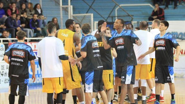 Saludo cordial de los jugadores en el Butta.&nbsp;