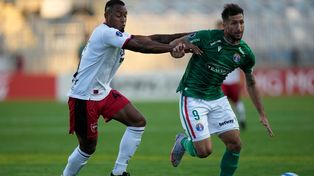 Ditta trata de que Sosa no se le escape. El colombiano tuvo la más clara de Newells.