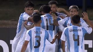 Juan Giménez (izquierda) es el último que se suma al festejo del primer gol de Argentina sobre Brasil, donde Valentino Acuña hizo una gran jugada.
