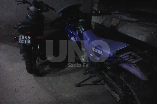 Las dos motocicletas secuestradas luego de que los delincuentes las abandonaron en un campo.