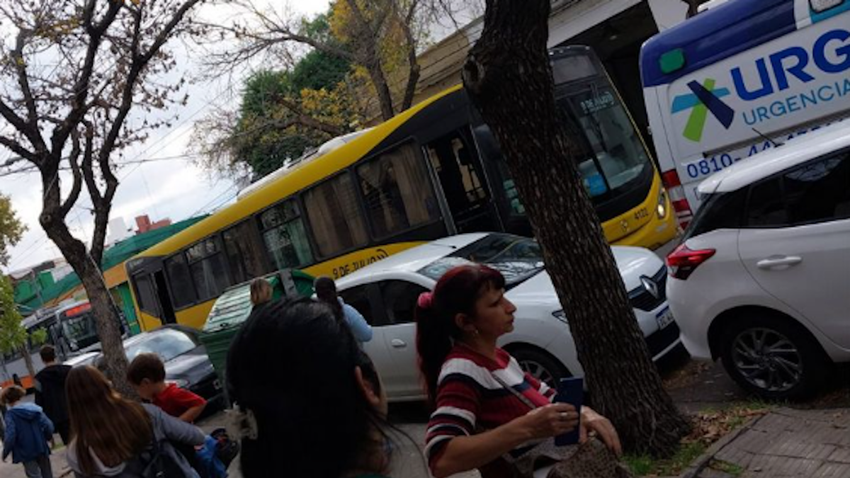 Más de diez pasajeros heridos tras un choque entre un colectivo y un remise