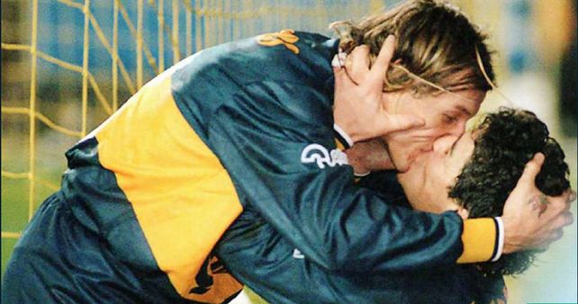 #DíaInternacionalDelBeso: El fútbol a los besos
