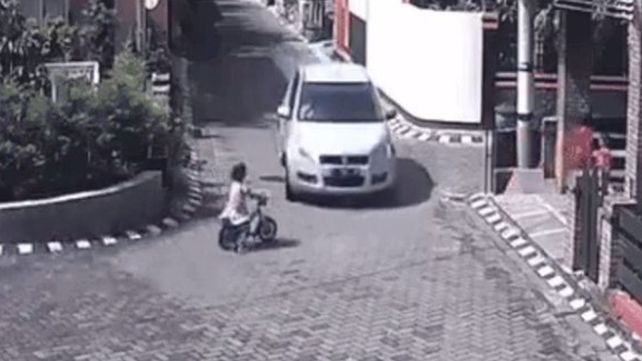 Una niña fue arrollada por un auto, pero ocurrió algo inesperado