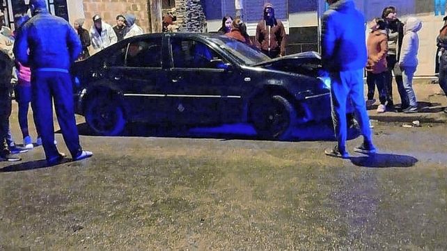 Paraná: chocó dos autos estacionados y provocó daños en una vivienda