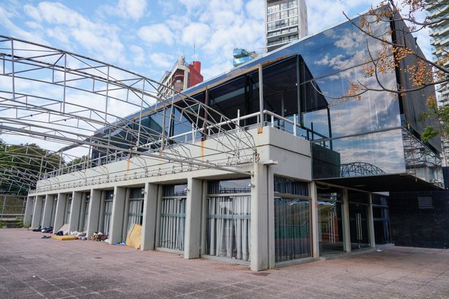 Un gimnasio en el corazón del Parque Urquiza. El espacio tiene pizzería