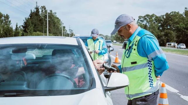 Los controles en todo el pa&iacute;s sirven adem&aacute;s para ver si el conductor y acompa&ntilde;antes cumplen con las normas de seguridad.&nbsp;