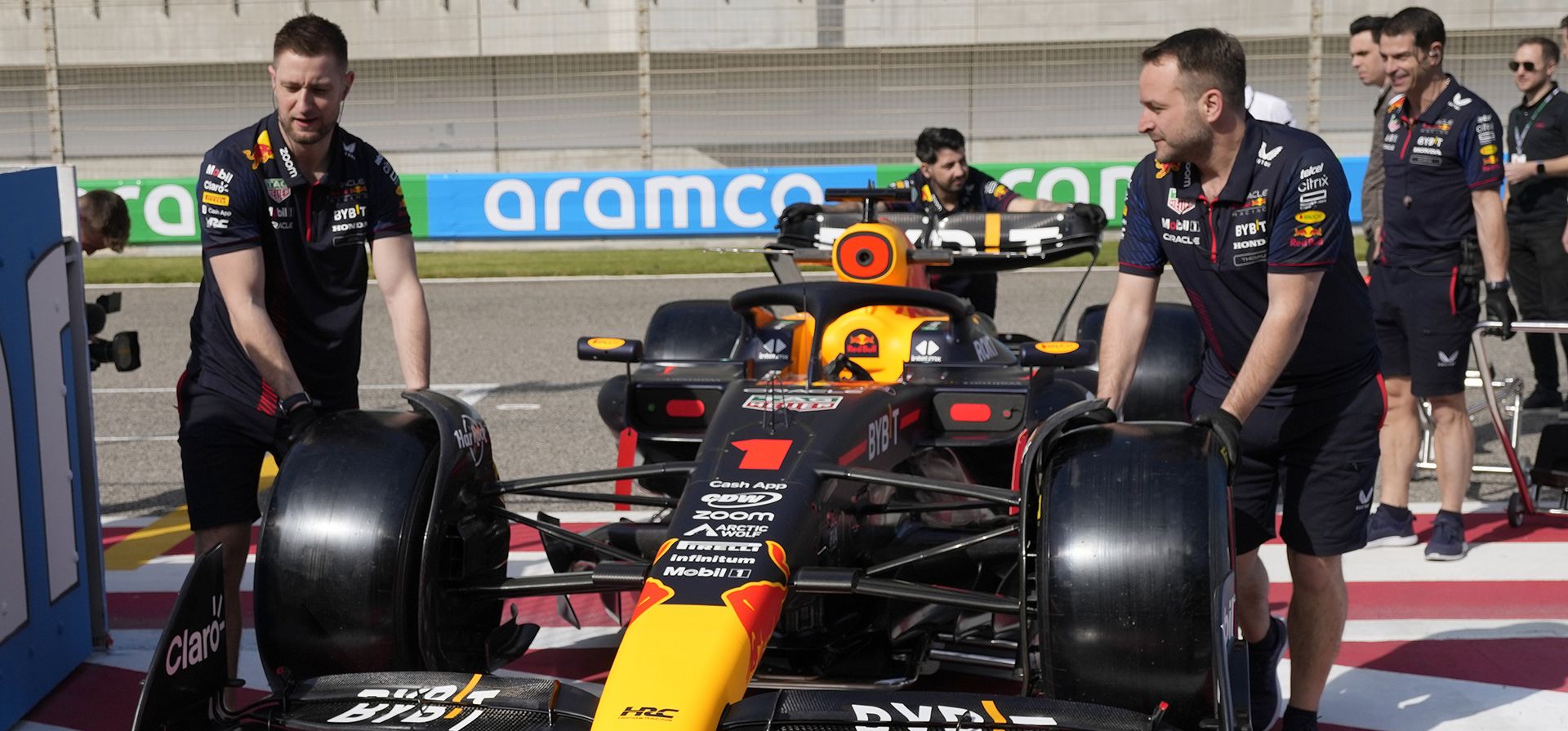 Mecánicos empujan el auto del piloto holandés Max Verstappen de Red Bull para una prueba de pretemporada de Fórmula Uno en el Circuito Internacional de Bahrein en Sakhir, Bahrein, el jueves 23 de febrero de 2023. (Foto AP/Frank Augstein)
