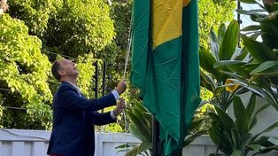 Un funcionario argentino izó la bandera de Brasil en la sede diplomática nacional antes de partir rumbo a Portugal.