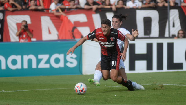Dylan Gissi lo toca a Juanchón luego de que le ganara la espalda tras el pase de Garro. Del penal llegaría el gol.