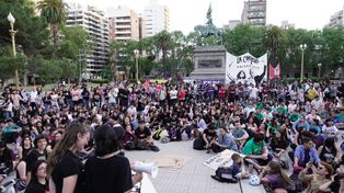 Estudiantes de la UNR se reunieron en la plaza frente a la Gobernación