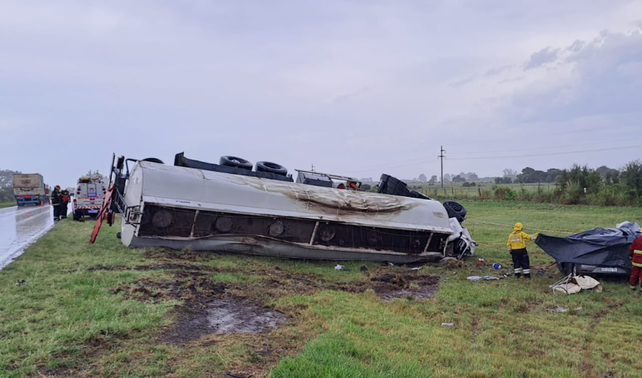 El camión cisterna y el automóvil terminaron en la banquina. (Foto: Eldepartamental.com)