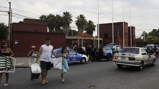 Balean a dos jóvenes al salir de una pileta: uno murió y otro está grave