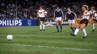 El penal que ejecutó Brehme y le dio el título a Alemania en la final de Italia 90.