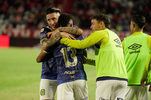 Damián Martínez, una de las caras nuevas en la defensa de Central, abraza a Campaz tras el gol del empate.