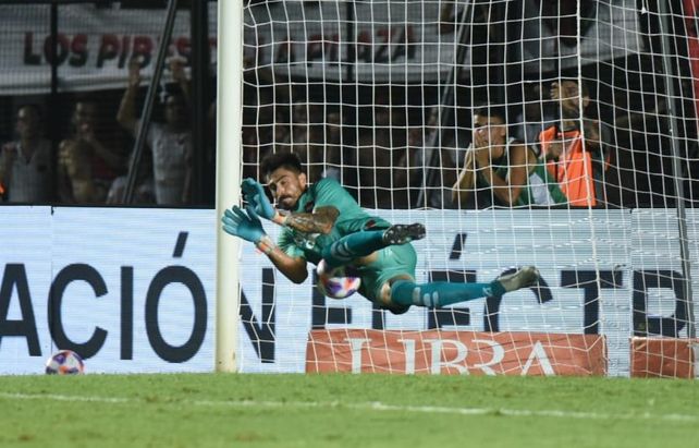 Hoyos vuela a la derecha y tapa el penal de Benítez.