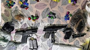 B° Santa Rosa de Lima: aprehendieron a dos mujeres y un adolescente tras secuestrar 126 dosis de cocaína y tres armas de fuego
