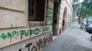 PIntadas contra el edil Agapito Blanco.