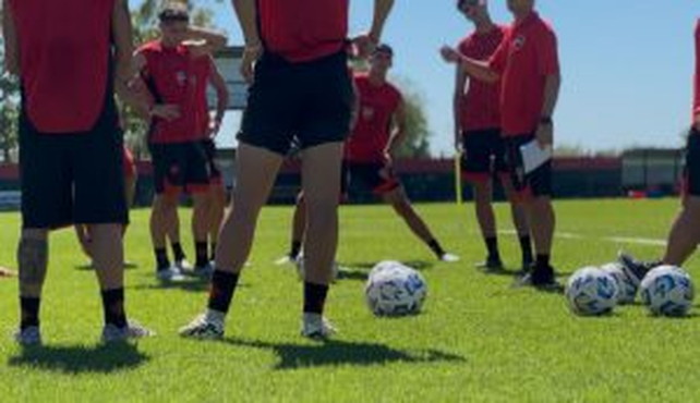 La reserva de Newells ya comenzó a tener contacto con la pèlota de cara a 2026.