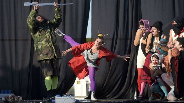 El grupo Payasos Autoconvocados en la obra “Algo me hace ruido”, que se presentó en el marco de los festejos de los 10 años de Teatro x la Identidad.