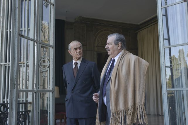 Fernando de la Rúa (Jean Pierre Noher) y Raúl Alfonsín (Manuel Callau) en una escena de Diciembre 2001.&nbsp;
