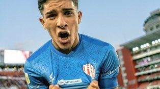 Joaquín Mosqueira, de cabeza, anotó su primer gol con la camiseta de Unión ante Estudiantes.