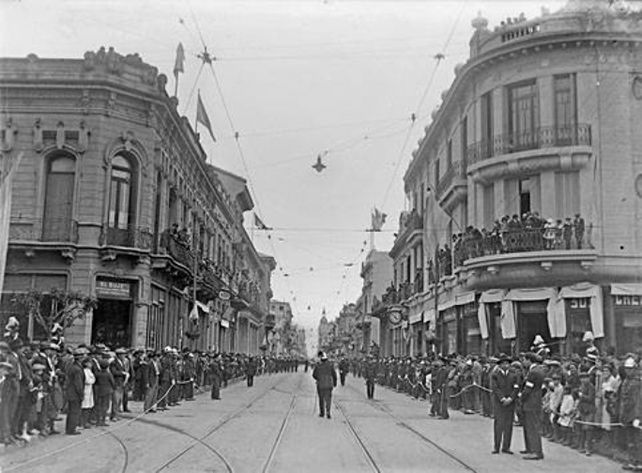 Multitud y ornamentos en calle Corrientes tras la llegada del presidente Marcelo T. de Alvear