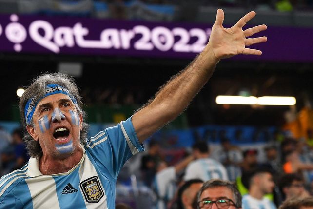 En fotos: las postales con hinchas argentinos alentando en el partido decisivo contra Polonia