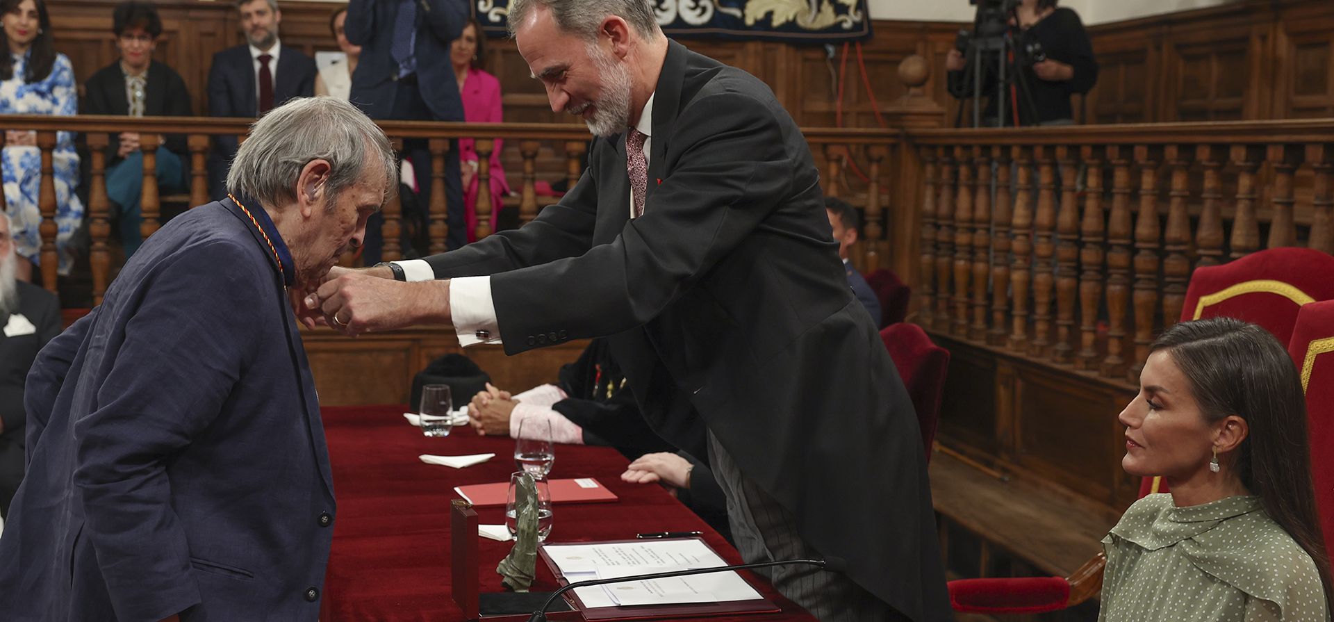 El escritor venezolano Rafael Cadenas recibe el Premio Cervantes de manos del Rey Felipe, en Madrid, España, el lunes 24 de abril de 2023. El veterano poeta y ensayista Rafael Cadenas recibió el Premio Miguel de Cervantes 2022, convirtiéndose en el primer venezolano en ser reconocido con el premio más prestigioso de la literatura iberoamericana. (Foto vía AP)